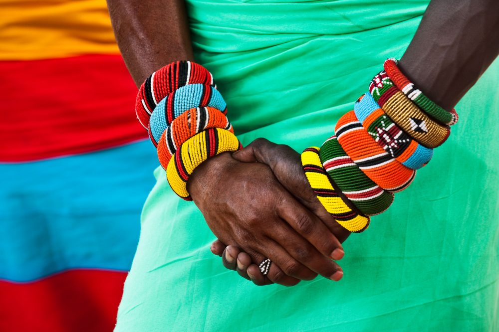 Photo d'une femme se tenant les mains 